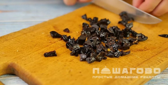 Фото приготовления рецепта: Салат Любовница с курагой - шаг 8