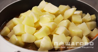 Фото приготовления рецепта: Простое жаркое со свининой - шаг 5