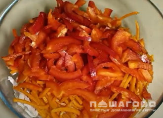 Фото приготовления рецепта: Салат с сухариками и корейской морковью - шаг 3