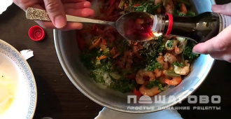 Фото приготовления рецепта: Салат с фунчозой и морепродуктами - шаг 9