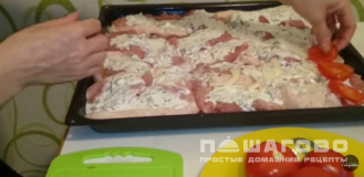 Фото приготовления рецепта: Мясо по-французски с картофелем, помидорами и сыром - шаг 8
