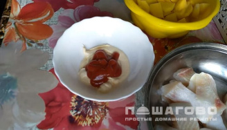 Фото приготовления рецепта: Минога с картошкой в духовке - шаг 2