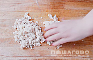 Фото приготовления рецепта: Салат с курицей, грибами и маринованными огурцами - шаг 4