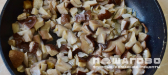 Фото приготовления рецепта: Салат с куриной ветчиной, корейской морковью и грибами - шаг 2