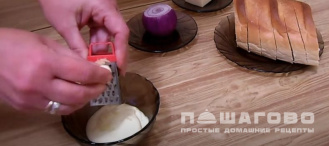 Фото приготовления рецепта: Бутерброды с килькой в томатном соусе и яйцом - шаг 3