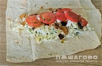 Фото приготовления рецепта: Вегетарианская шаурма с соусом - шаг 6