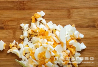 Фото приготовления рецепта: Салат с крабовыми палочками, ананасом и маслинами - шаг 4
