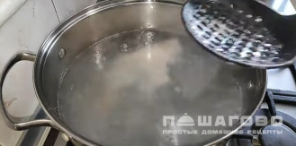 Фото приготовления рецепта: Суп с чечевицей и картофелем и курицей - шаг 2