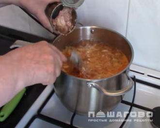 Фото приготовления рецепта: Щи с тушенкой из свежей капусты - шаг 4