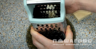 Фото приготовления рецепта: Салат с копченым мясом - шаг 4