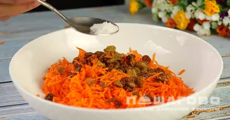 Фото приготовления рецепта: Салат Любовница с курагой - шаг 4