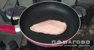 Фото приготовления рецепта: Цезарь по русски с тертым сыром и салатными листьями - шаг 3