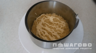 Фото приготовления рецепта: Салат Мимоза с лососем, сыром и яйцами - шаг 2
