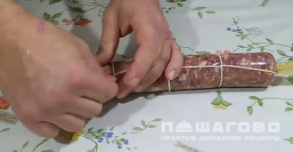 Фото приготовления рецепта: Домашняя сыровяленая колбаса - шаг 7
