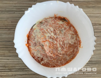 Фото приготовления рецепта: Постный салат Мимоза с консервированной кукурузой и грибами - шаг 4