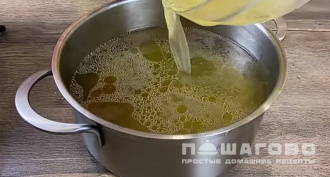 Фото приготовления рецепта: Заливное из курицы - шаг 7
