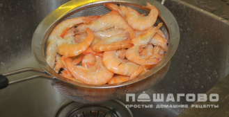 Фото приготовления рецепта: Жареные креветки к пиву - шаг 3