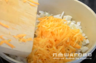 Фото приготовления рецепта: Суп с рисом и яйцом - шаг 4