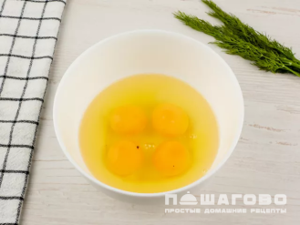 Фото приготовления рецепта: Омлет с сыром и помидорами черри - шаг 2