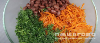 Фото приготовления рецепта: Салат с сухариками, фасолью и корейской морковью - шаг 4