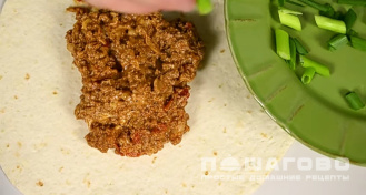 Фото приготовления рецепта: Буррито с начинкой из говяжьего фарша - шаг 11