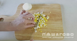 Фото приготовления рецепта: Окрошка летняя с помидорами и зеленью - шаг 3