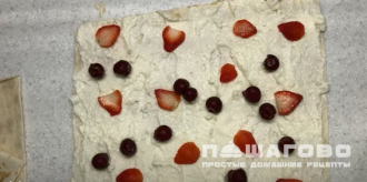 Фото приготовления рецепта: Творожно-ягодный рулет из лаваша - шаг 2
