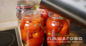 Фото приготовления рецепта: Помидоры в собственном соку - шаг 6
