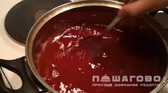 Фото приготовления рецепта: Морс из замороженной клюквы - шаг 5