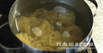 Фото приготовления рецепта: Паста фетучини с курицей в сливочном соусе - шаг 1