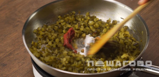 Фото приготовления рецепта: Рассольник классический с перловкой и огурцами - шаг 5