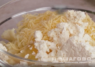 Фото приготовления рецепта: Жареные картофельные котлеты с творогом - шаг 2