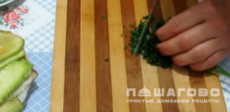 Фото приготовления рецепта: Рулетики из кабачков, мягкого сыра и чеснока - шаг 3