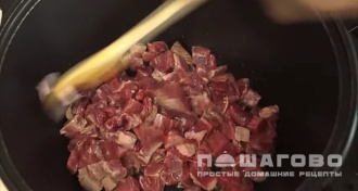 Фото приготовления рецепта: Гуляш из говядины с подливкой - шаг 3