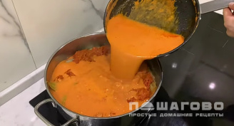Фото приготовления рецепта: Тушеные голубцы с фаршем и заливкой со сметаной - шаг 13