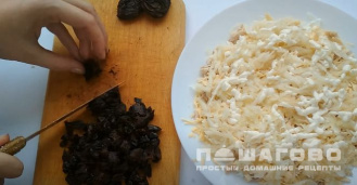 Фото приготовления рецепта: Салат "Черепаха" 🐢 с курицей и черносливом - шаг 6