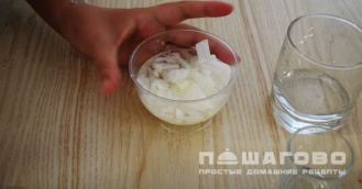 Фото приготовления рецепта: Слоеный салат с тунцом и сыром - шаг 2