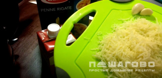 Фото приготовления рецепта: Паста альфредо с курицей по-домашнему - шаг 1