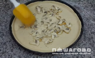 Фото приготовления рецепта: Пицца Жюльен с шампиньонами и копченой курицей - шаг 3