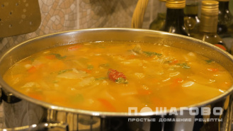 Фото приготовления рецепта: Мясной бульон с овощами и картофелем - шаг 4