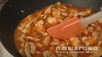 Фото приготовления рецепта: Бефстроганов из куриной грудки - шаг 8