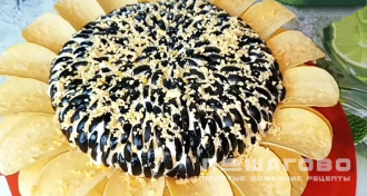 Фото приготовления рецепта: Салат "Подсолнух" 🌻 с курицей и грибами - шаг 10