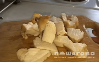 Фото приготовления рецепта: Весенний салат с куриной грудкой - шаг 3