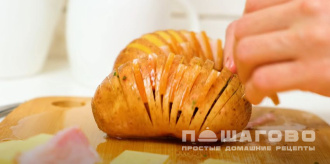 Фото приготовления рецепта: Картошка-гармошка с чесноком и укропом в духовке - шаг 7