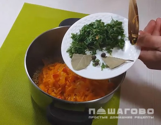 Фото приготовления рецепта: Зеленая чечевица с овощами - шаг 4