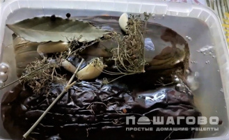 Фото приготовления рецепта: Квашеные баклажаны с морковью, чесноком и зеленью на гриле - шаг 6