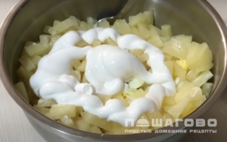 Фото приготовления рецепта: Салат с копченой курицей и ананасом - шаг 4