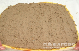 Фото приготовления рецепта: Рулет из сыра с печенью - шаг 7