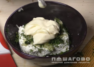 Фото приготовления рецепта: Творожная закуска с чесноком - шаг 3