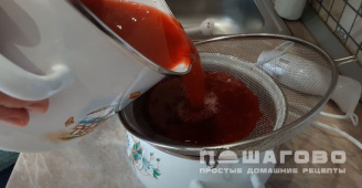 Фото приготовления рецепта: Морс брусничный - шаг 6
